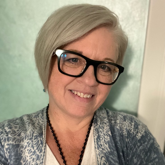 Meet your Posher, Lisa - Picture 3 of 3